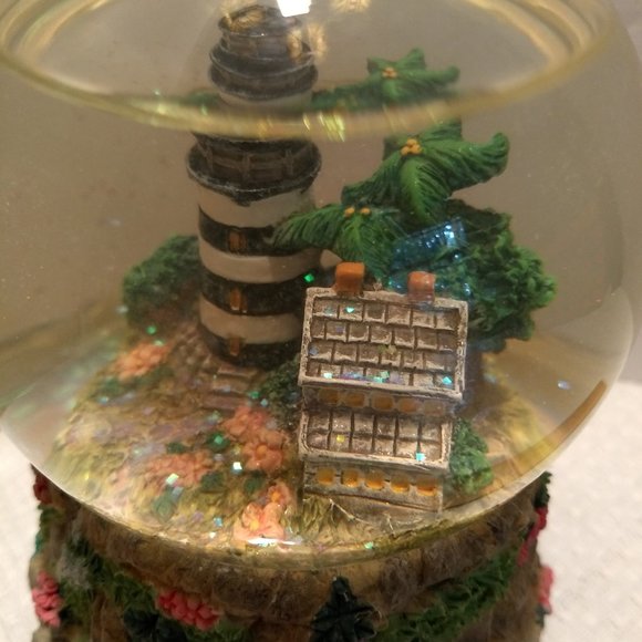 Lighthouse Musical Snowglobe - Picture 7 of 9
